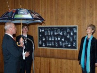 Werner Bossert (links) überreicht Dr. Barbara Bürkert (rechts) den Weilimdorfer Regenschirm.