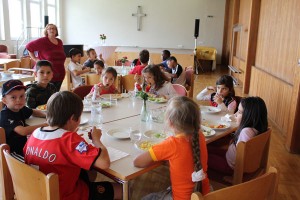 Beim Kindermittagstisch im Stephanus-Gemeindesaal