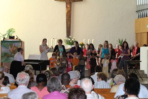 Die Kinder des Stephanuskindergartens gaben der Pfarrfamilie Löw ihre Wünsche mit auf den Weg ins Gemeindeleben