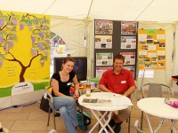 Frau Weller (Kindergartenleitung) und Stefan Frank (Kirchengemeinderat) am Stand "Kirche im Giebel"