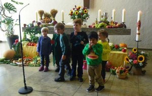 Die Kinder des Stephanuskindergarten am Ernte-Altar