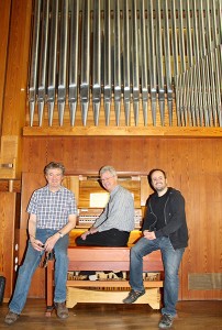 Orgelbauer Mauch (links), Orgelsachverständiger Prof. Lutz (mittig) und Intonateur Tilman Trefz (rechts) bei der Orgelabnahme