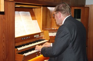 KMD Rainer Goede an der Weigle-Orgel von Stephanus