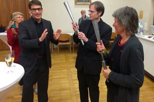 Pfarrer Christian Löw dankte den Organisten für das Konzert mit der Überreichung je einer Orgelpfeife aus der alten Weigle-Orgel