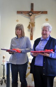 Ines Scholz (links) und Gertrud Nonnenmacher (rechts) bei der Verabschiedung am 27.12.2015