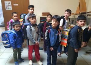 Flüchtlingskinder in Weilimdorf mit den gespendeten Schulranzen