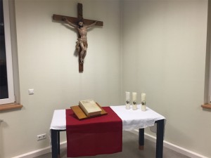 der Altar und das Kruzifix in Hausen