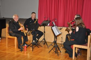 Das Saxophonquartett „LOOP“ beim anschließenden Ständerling im Gemeindesaal