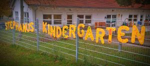 der neue Schriftzug am Zaun vom Stephanus-Kindergarten
