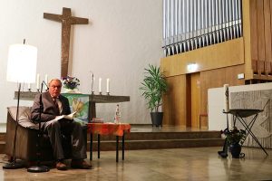 KMD Rainer Goede beim Rezitieren von John Milton´s "ultimativen Kampf zwischen Gott und Satan"