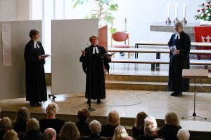 Pfarrerin Erika Schlatter-Ernst, Pfarrerin Annegret Oette und Pfarrer Hartmut Häcker bei der Thesendiskussion