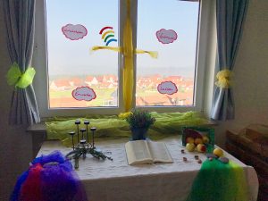 Werkstatt-Gottesdienst am Sonntagvormittag mit dem selbstgeschmückten Altar