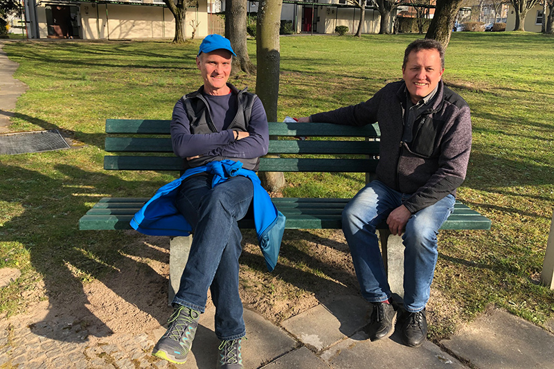 Heiner Scholz (KGR, links) und  Johann Scheiber (rechts) sorgten am 27. März für das fachgerechte Aufstellen der Bank.