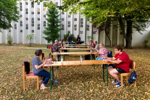 lockerer Abschluss der KGR Sitzung am 22. Juli auf der Kirchwiese - dem Männerkochclub sein Dank!