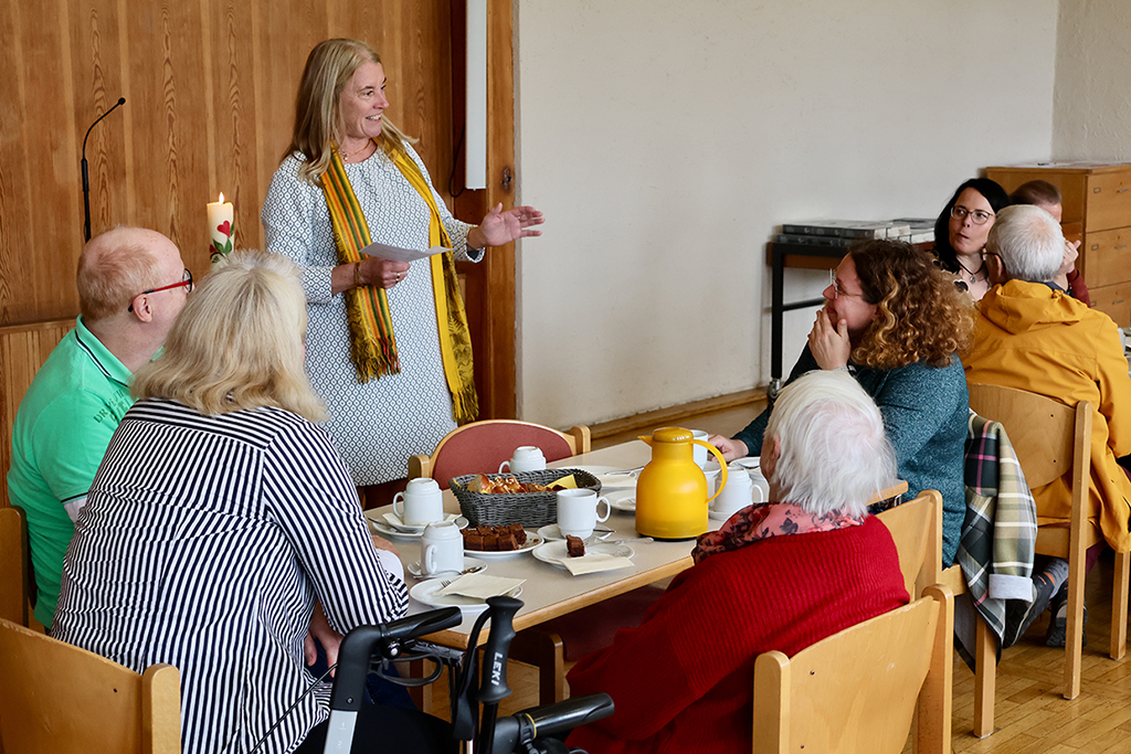 Beim anschließenden Kirchenkaffee gab es die Möglichkeit, mit den beiden ins Gespräch zu kommen. Susanne Lischka nutzte die Gelegenheit, ihre Freude über ihre Nachfolgerin zum Ausdruck zu bringen und ihr gute Wünsche mit auf den Weg zu geben. 