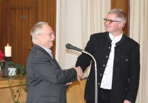 Lothar Gramm (links) stellte Pfarrer F.W. Wallentin (rechts) im Gottesdienst vor